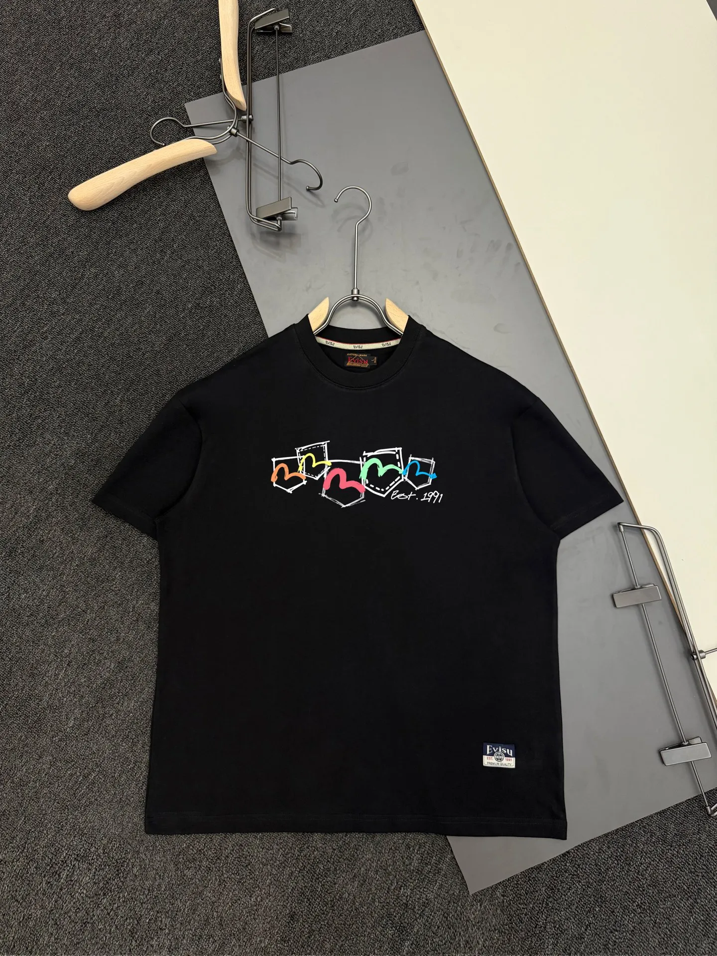 EVISU 2026 New Arrival T Sizes S-XXL ： 5 # # Size S ：69 ：108 ：55 100-120 M ：70 ：110 ：56 120-140 L ：72 ： 114 ：57 140-160 XL ：74 ：118 ：58 165-180 XXL ：76 ：124 ：59.5 180 ： (CM) ， 1-3CM ， !